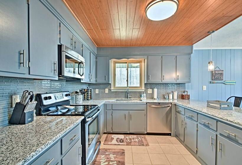 Pristine Lake Barkley Escape W/ Deck, Porch & Bar!