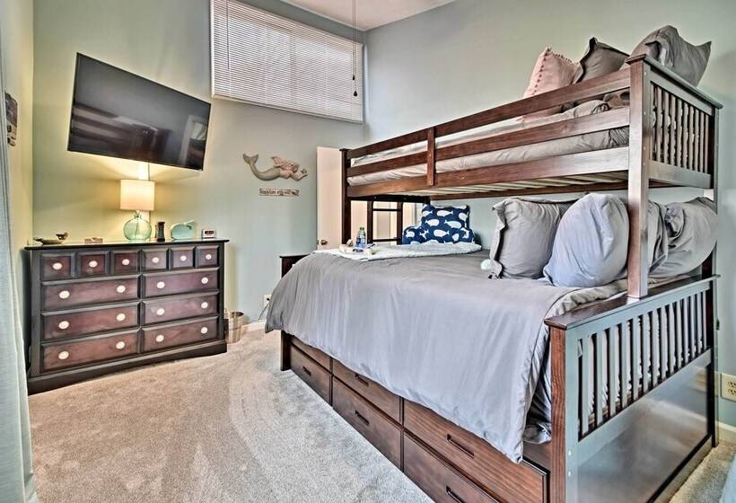 Pristine Lake Barkley Escape W/ Deck, Porch & Bar!