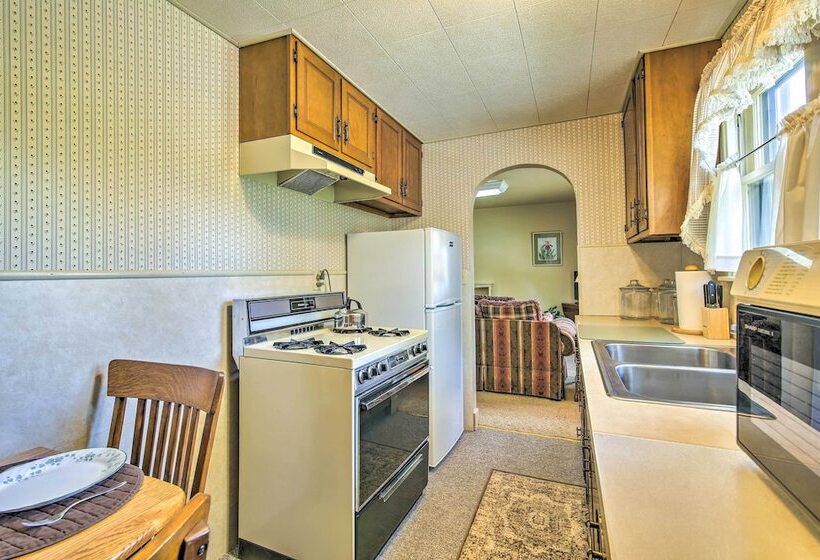 Quaint Stockton Escape Near Community Park!