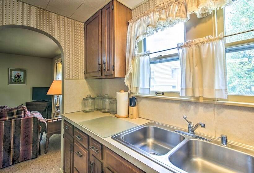 Quaint Stockton Escape Near Community Park!