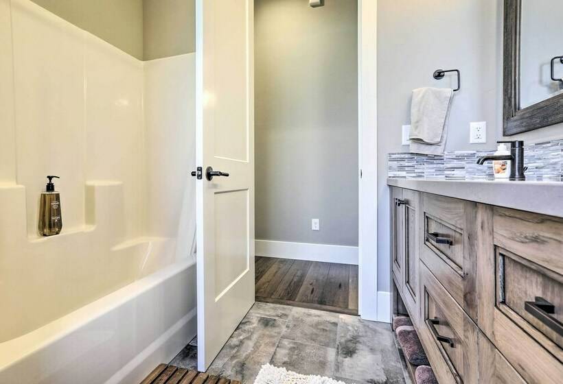 Redmond Resort Home: Patio & Community Pool!