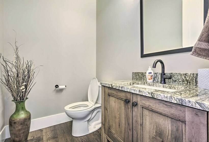 Redmond Resort Home: Patio & Community Pool!