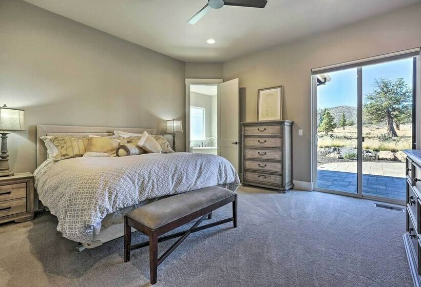 Redmond Resort Home: Patio & Community Pool!