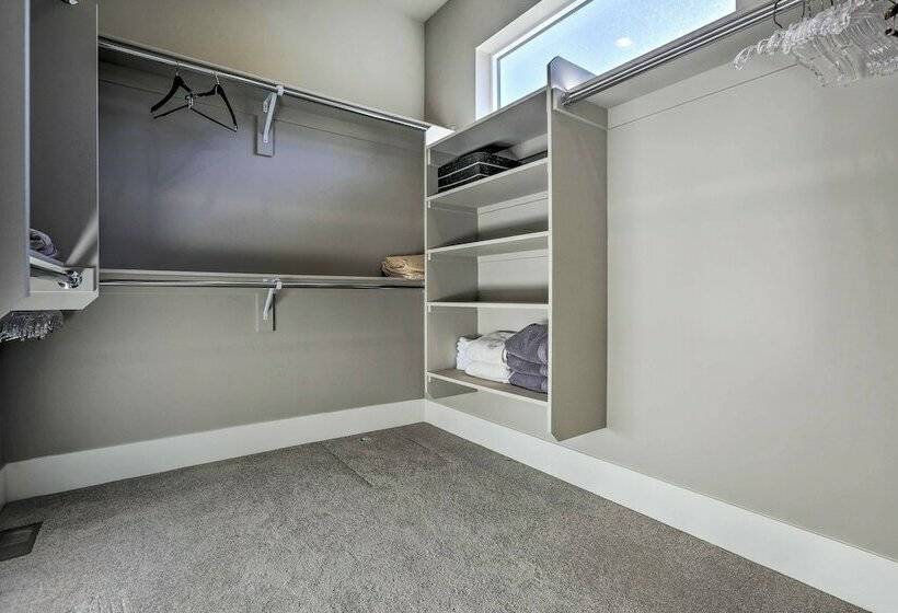 Redmond Resort Home: Patio & Community Pool!