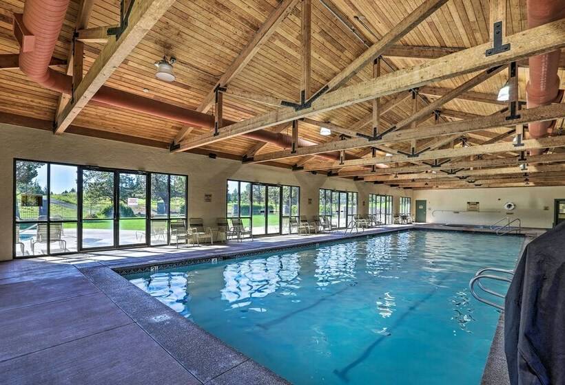 Redmond Resort Home: Patio & Community Pool!