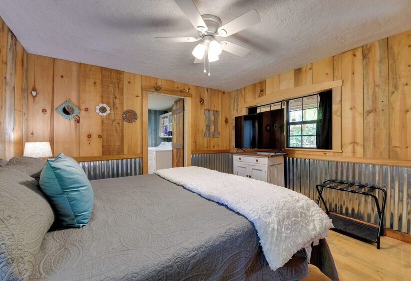 Relaxing Cosby Cabin W/ Fire Pit & Covered Porch!