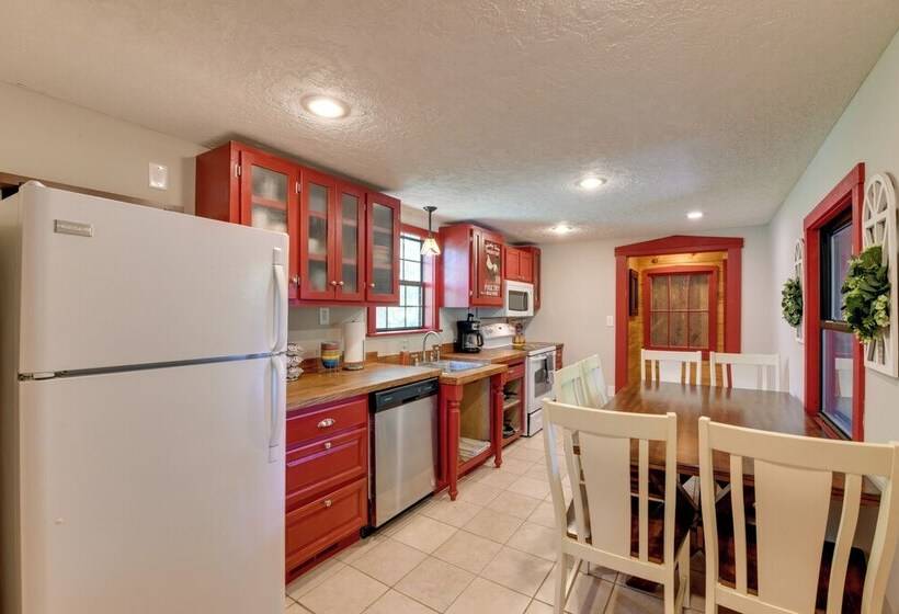 Relaxing Cosby Cabin W/ Fire Pit & Covered Porch!