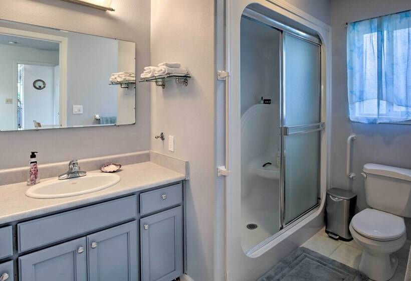 Relaxing Lincoln City Coastal Escape Near Beach!