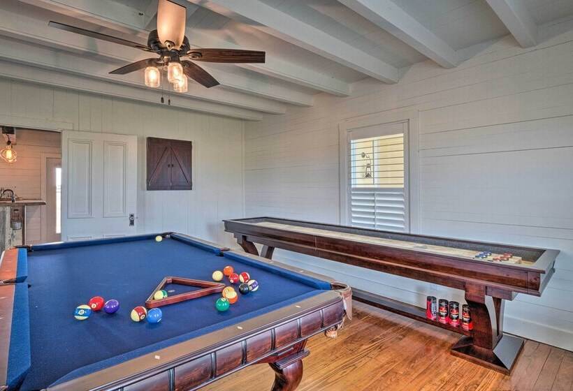 Hot Tub & Game Room: Schulenburg Retreat