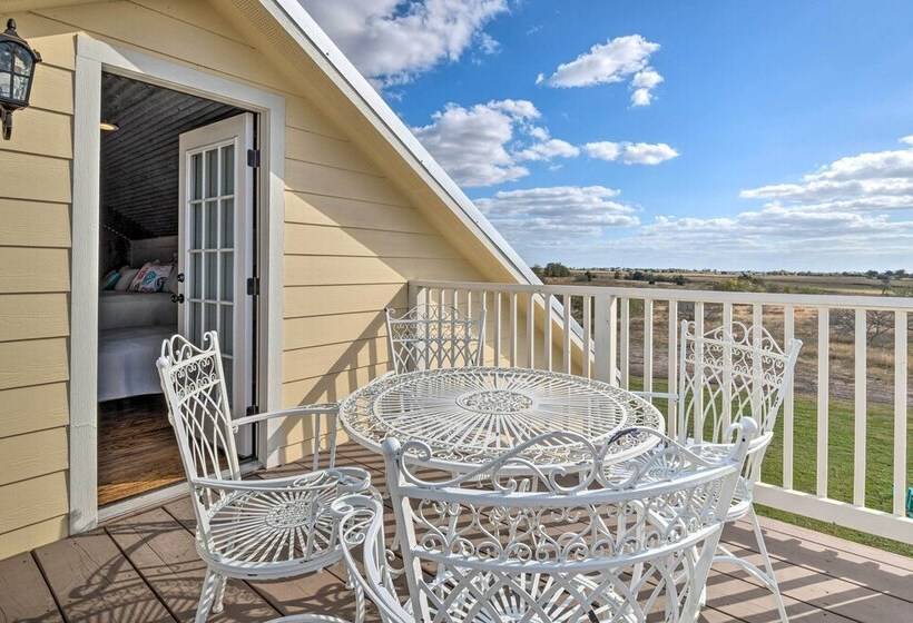 Hot Tub & Game Room: Schulenburg Retreat