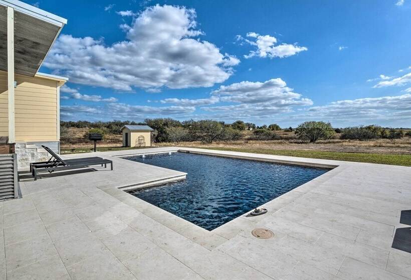Hot Tub & Game Room: Schulenburg Retreat