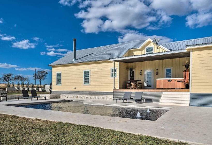 Hot Tub & Game Room: Schulenburg Retreat