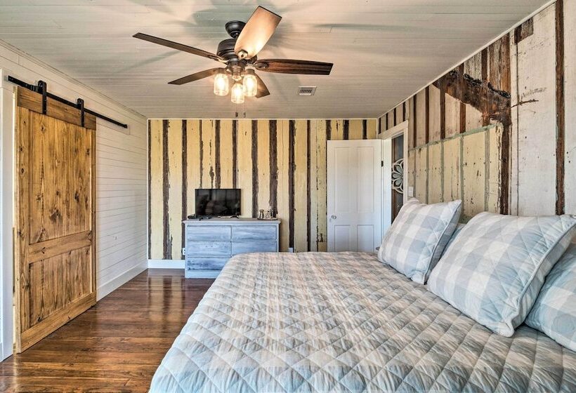 Hot Tub & Game Room: Schulenburg Retreat