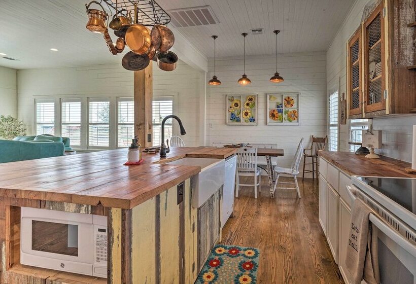 Hot Tub & Game Room: Schulenburg Retreat