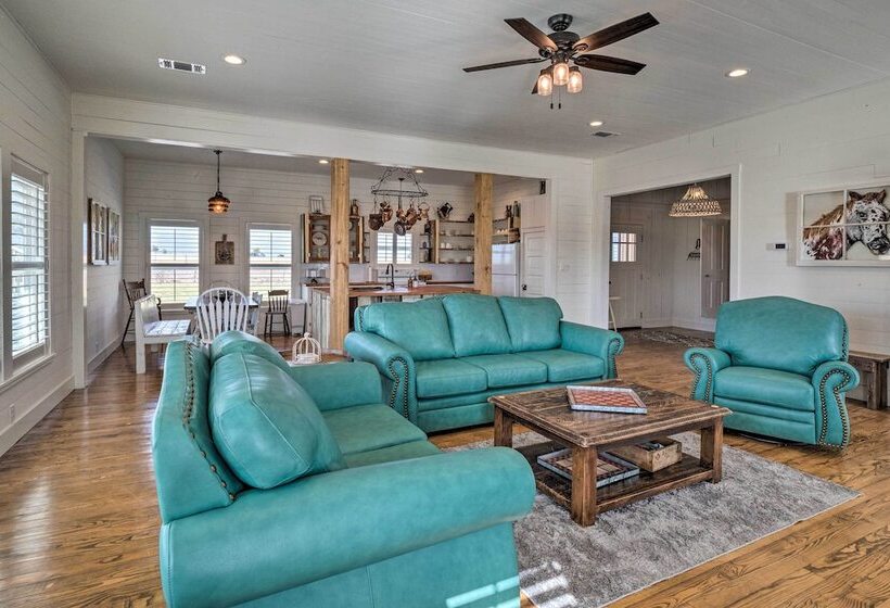 Hot Tub & Game Room: Schulenburg Retreat