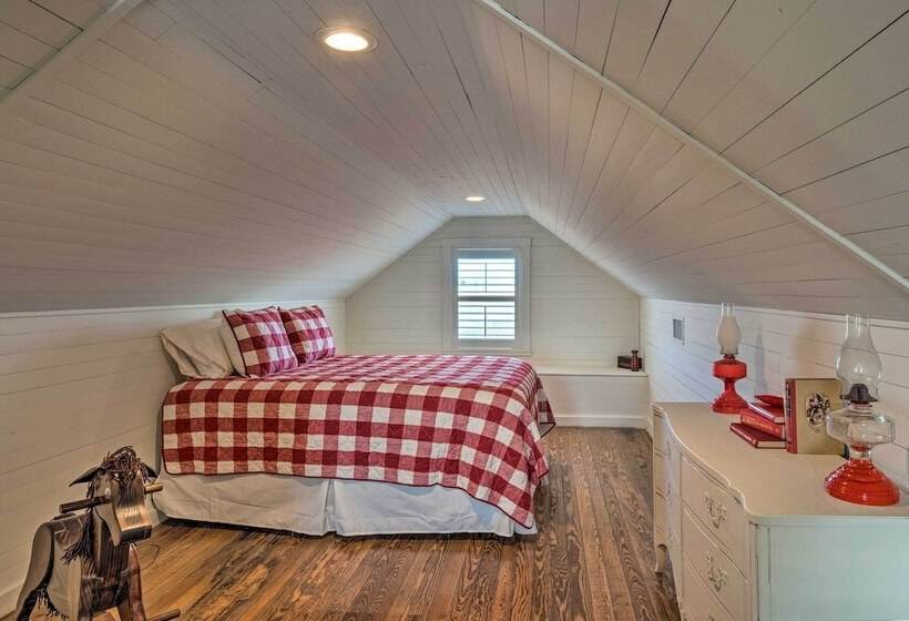 Hot Tub & Game Room: Schulenburg Retreat