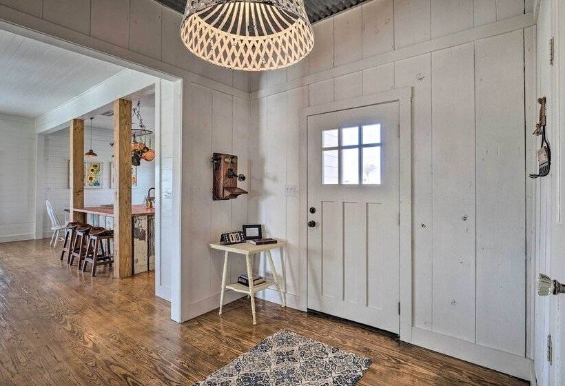 Hot Tub & Game Room: Schulenburg Retreat