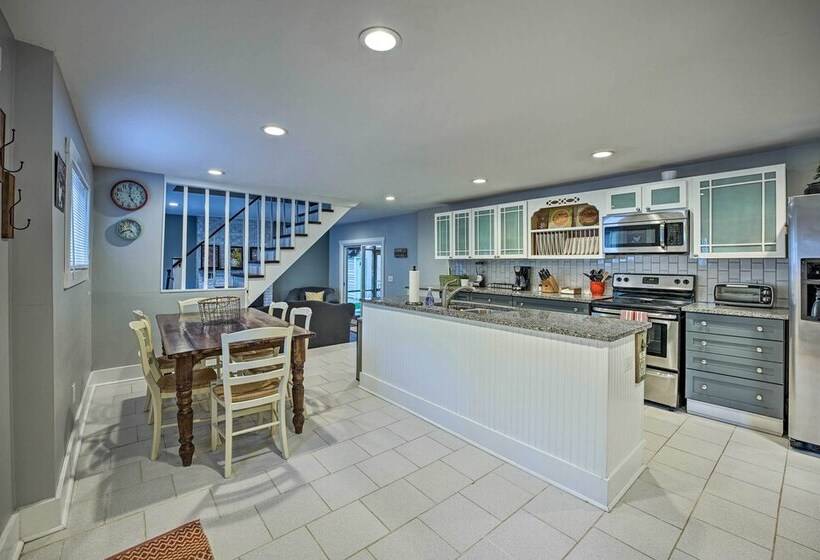 Renovated, Spacious Retreat In Union Pier!