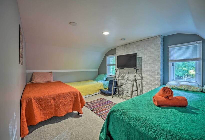 Renovated, Spacious Retreat In Union Pier!