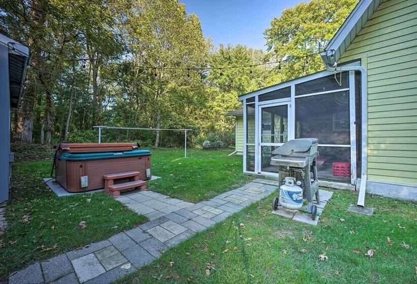 Renovated, Spacious Retreat In Union Pier!