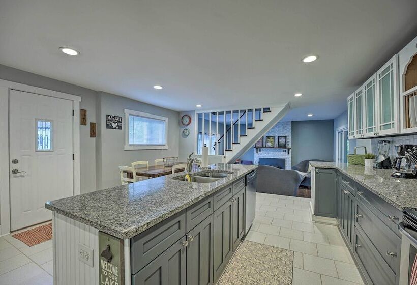 Renovated, Spacious Retreat In Union Pier!