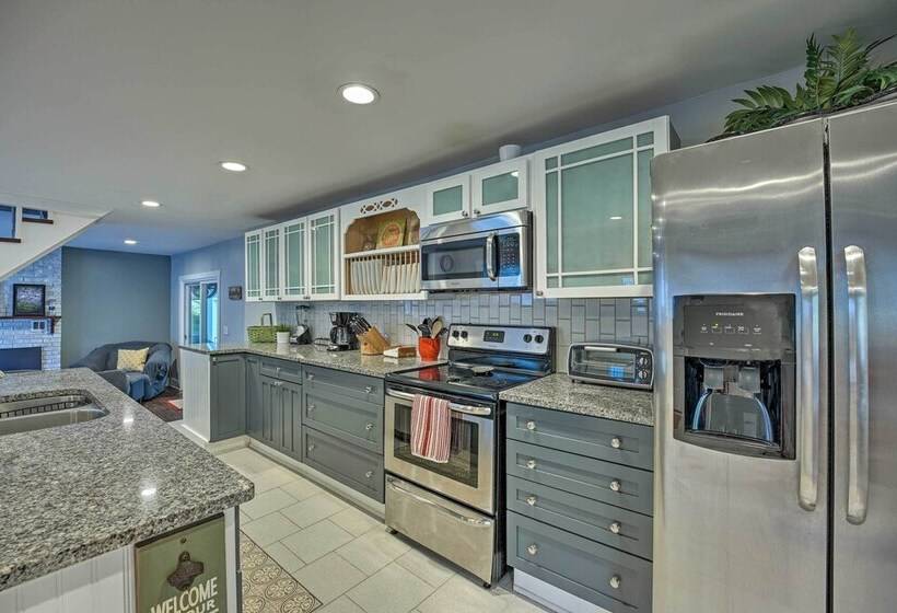 Renovated, Spacious Retreat In Union Pier!