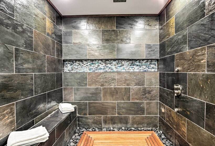 Movie Room + Poolside Oasis: Richardson Home!