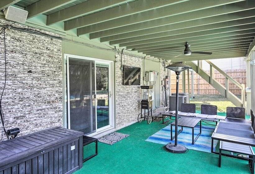 Movie Room + Poolside Oasis: Richardson Home!