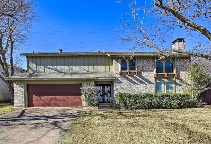 Movie Room + Poolside Oasis: Richardson Home!