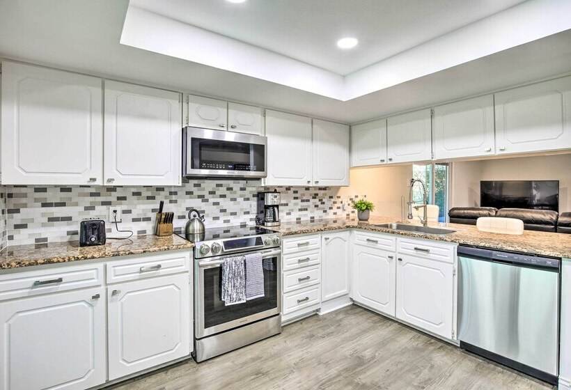 Movie Room + Poolside Oasis: Richardson Home!