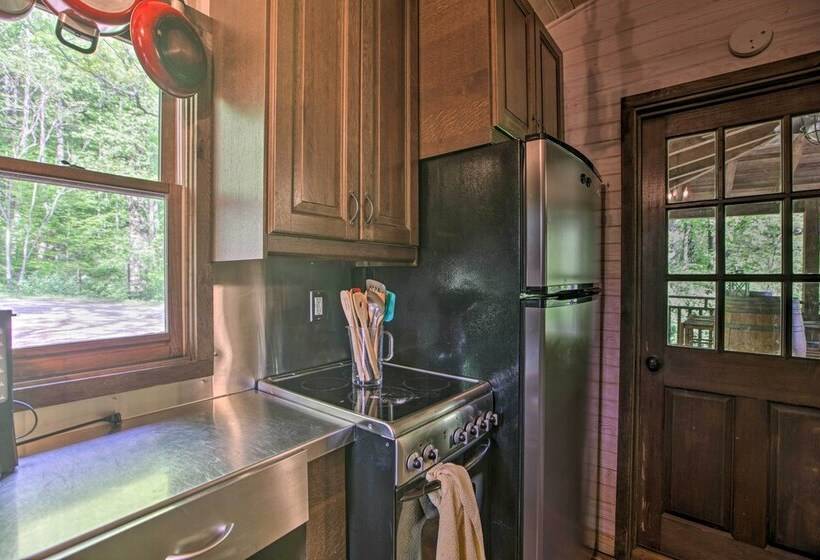 Romantic Log Cabin Escape On Delfosse Winery!