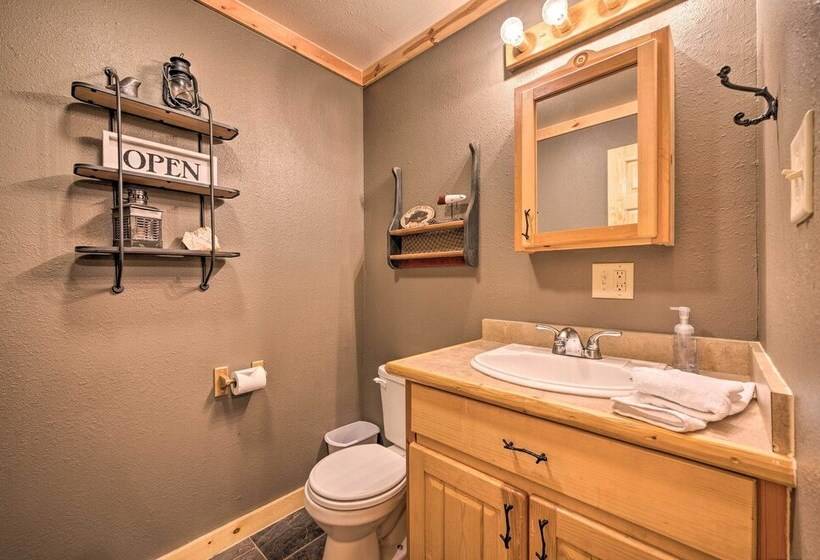 Broken Bow Retreat On 2 Acres W/ Hot Tub & Deck!