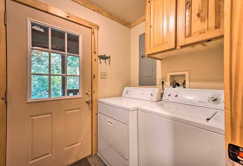 Broken Bow Retreat On 2 Acres W/ Hot Tub & Deck!