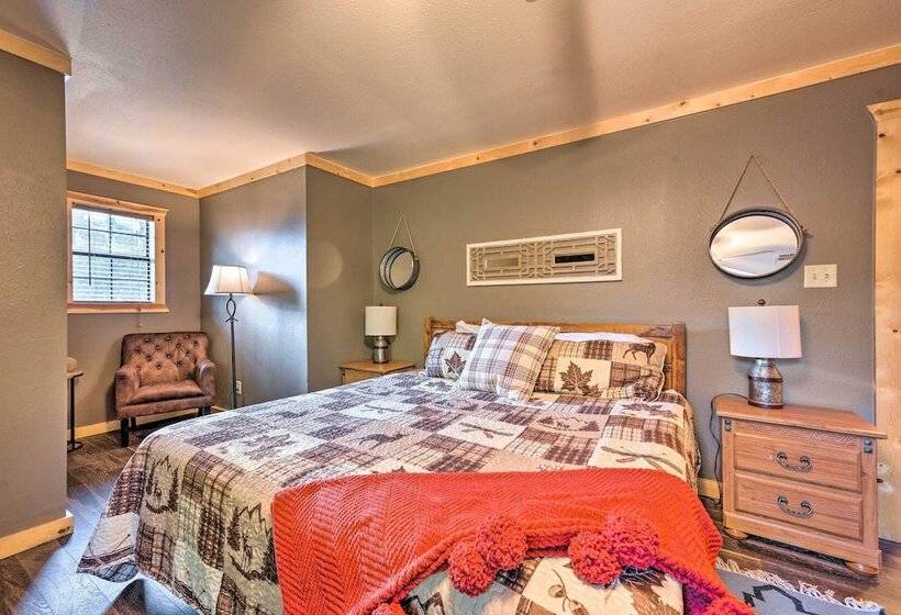 Broken Bow Retreat On 2 Acres W/ Hot Tub & Deck!