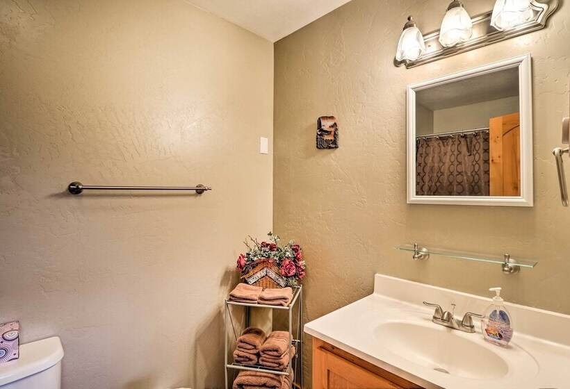 Hungry Horse Cabin: 11 Mi To Glacier National Park