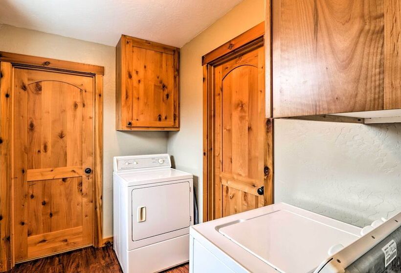 Hungry Horse Cabin: 11 Mi To Glacier National Park