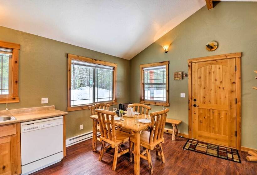 Hungry Horse Cabin: 11 Mi To Glacier National Park