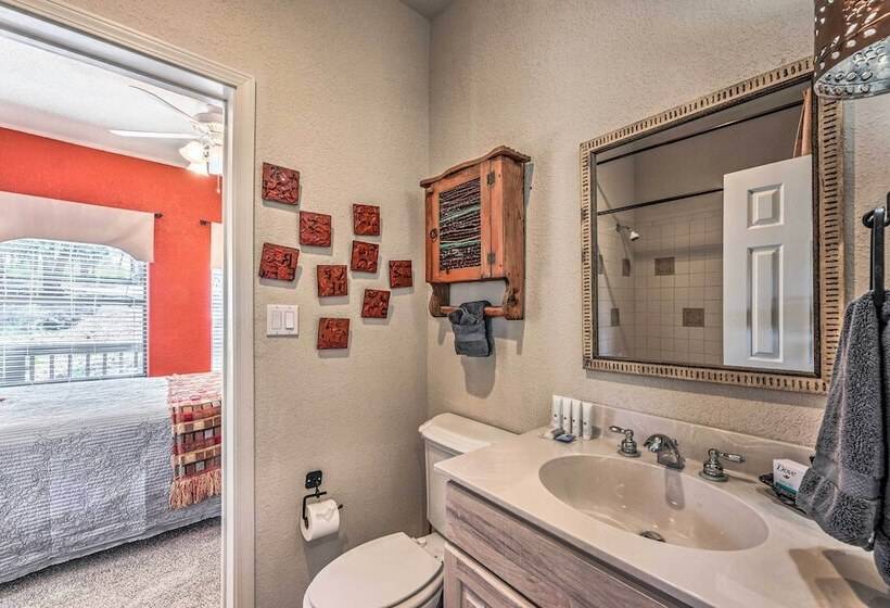 Scenic Ruidoso Abode W/ Mtn Views, Hot Tub & Deck!