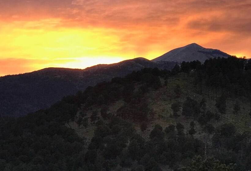 Scenic Ruidoso Abode W/ Mtn Views, Hot Tub & Deck!