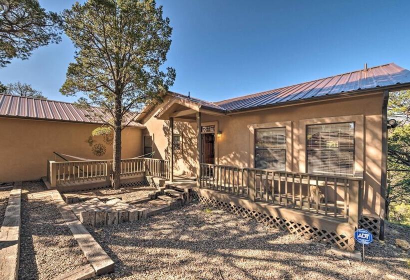 Scenic Ruidoso Abode W/ Mtn Views, Hot Tub & Deck!