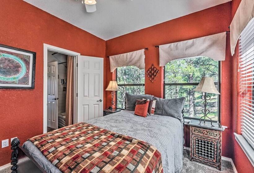 Scenic Ruidoso Abode W/ Mtn Views, Hot Tub & Deck!