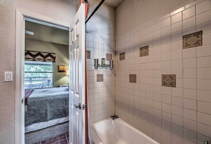 Scenic Ruidoso Abode W/ Mtn Views, Hot Tub & Deck!