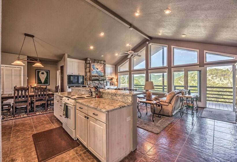 Scenic Ruidoso Abode W/ Mtn Views, Hot Tub & Deck!