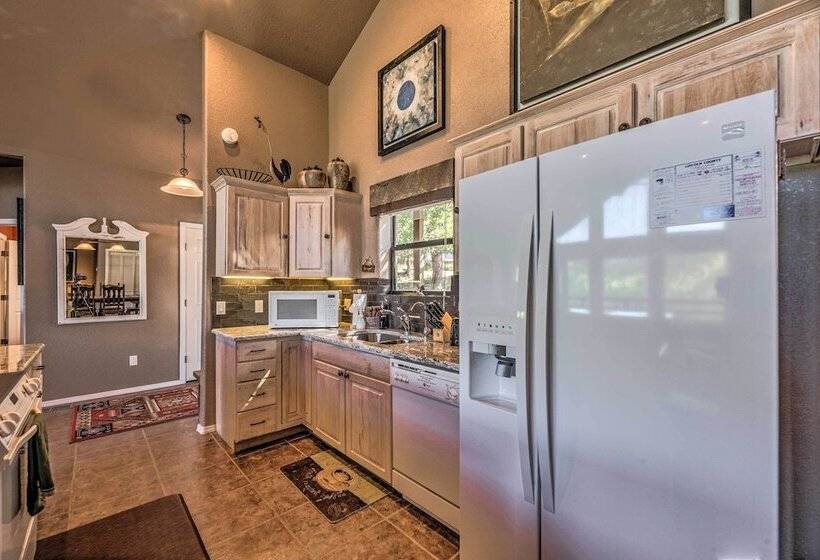 Scenic Ruidoso Abode W/ Mtn Views, Hot Tub & Deck!