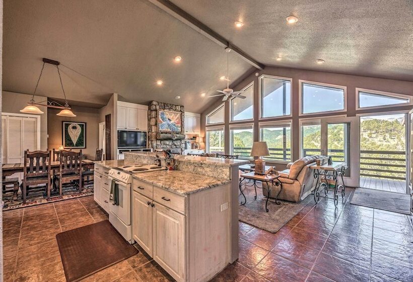 Scenic Ruidoso Abode W/ Mtn Views, Hot Tub & Deck!