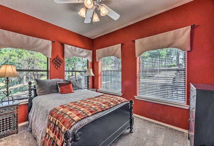 Scenic Ruidoso Abode W/ Mtn Views, Hot Tub & Deck!