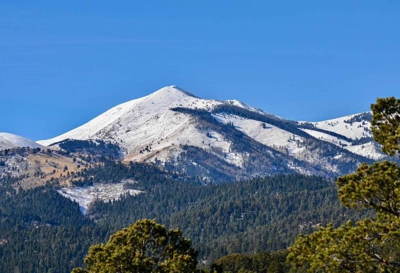 Scenic Ruidoso Abode W/ Mtn Views, Hot Tub & Deck!