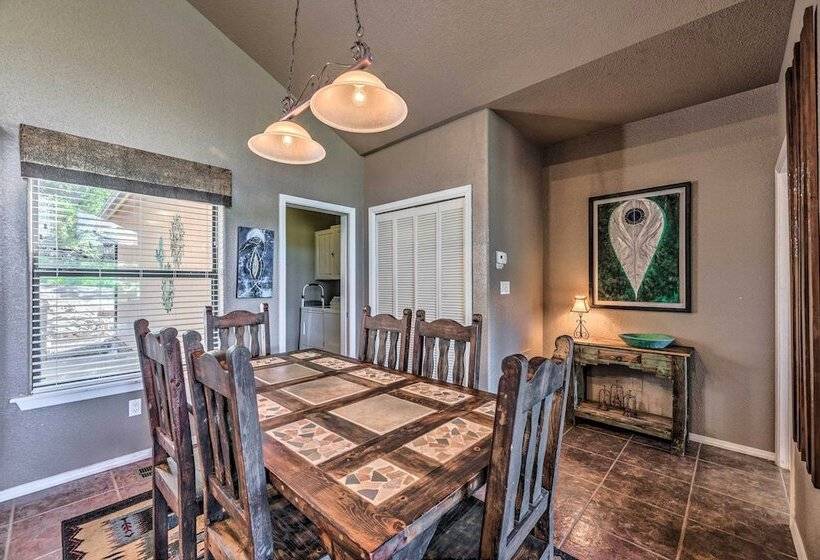 Scenic Ruidoso Abode W/ Mtn Views, Hot Tub & Deck!