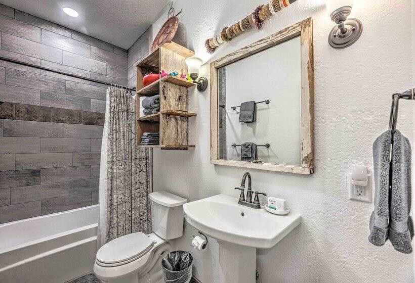 Scenic Ruidoso Abode W/ Mtn Views, Hot Tub & Deck!