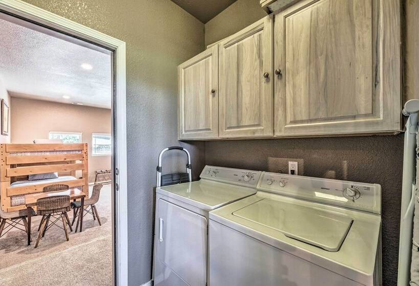 Scenic Ruidoso Abode W/ Mtn Views, Hot Tub & Deck!